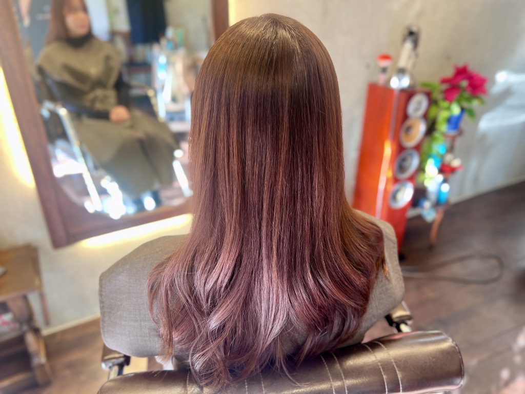 北参道のプライベートサロンSASAYOSHI(ササヨシ)による髪質改善カラー。艶やかなピンクブラウンの仕上がり