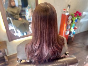 北参道のプライベートサロンSASAYOSHI（ササヨシ）による髪質改善カラー。艶やかなピンクブラウンの仕上がり