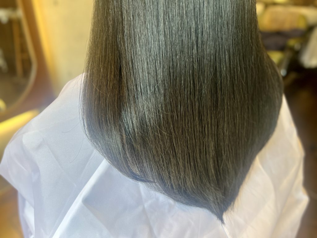 北参道SASAYOSHI（ササヨシ）の髪質改善ストレート。高濃度の下処理剤と厳選した薬剤とを28年の職人技で創る、自然な艶と柔らかい質感。