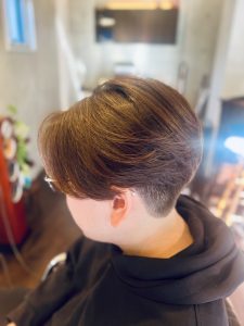 北参道ササヨシ（SASAYOSHI）のメンズカット。清潔感と品格を兼ね備えた大人の男のヘアスタイル。（左）