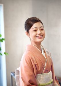 北参道のプライベートサロンSASAYOSHI（ササヨシ）による和装アップスタイル。明治神宮での参拝や結婚式にふさわしい品格ある仕上がり。（正面）