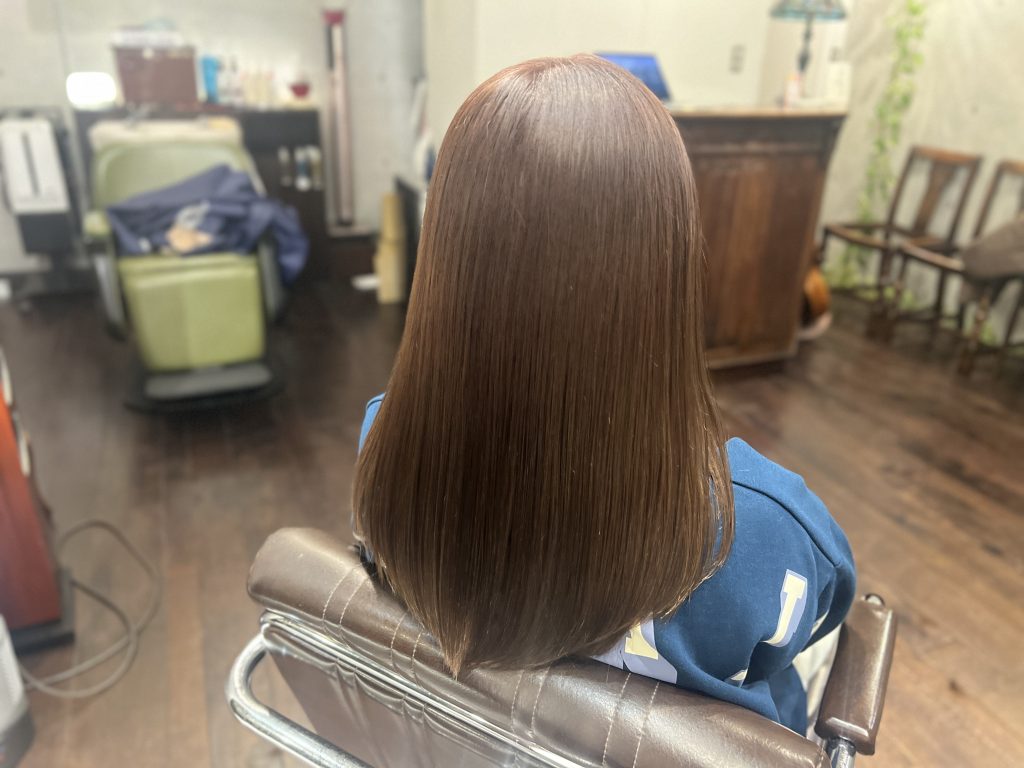 北参道SASAYOSHI（ササヨシ）の髪質改善ストレート。28年の職人技で創る、自然な艶と柔らかい質感。右後ろ