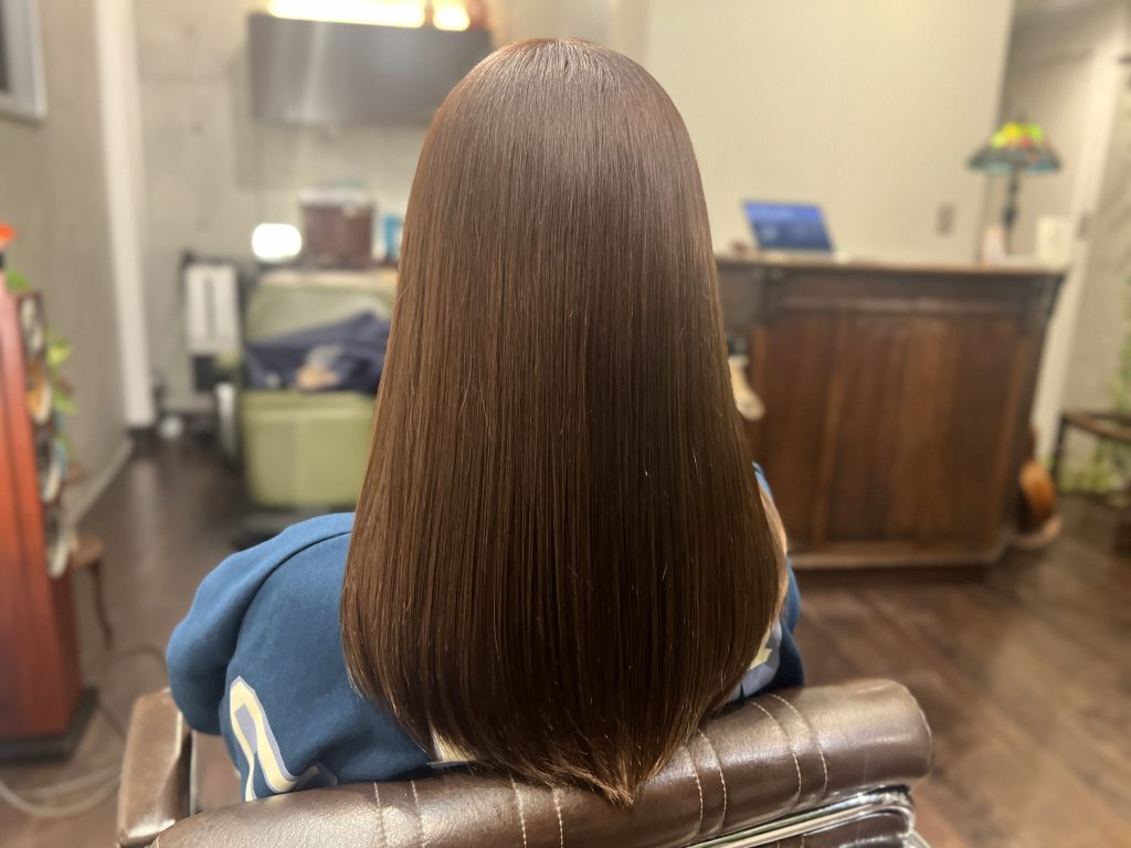 北参道SASAYOSHI(ササヨシ)の髪質改善ストレート。28年の職人技で創る、自然な艶と柔らかい質感。後ろ左側